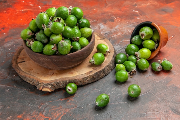 Gros plan sur les petits fruits frais de feijoas à la bombe vitaminée