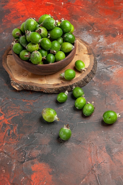 Gros plan sur les petits fruits frais de feijoas à la bombe vitaminée