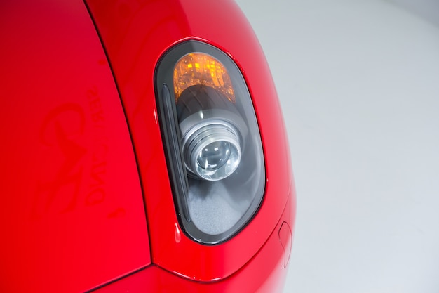 Photo gratuite gros plan des phares d'une voiture rouge moderne