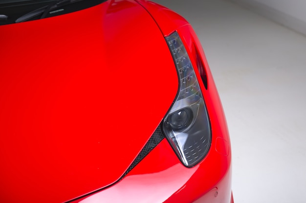 Gros plan des phares d'une voiture rouge moderne
