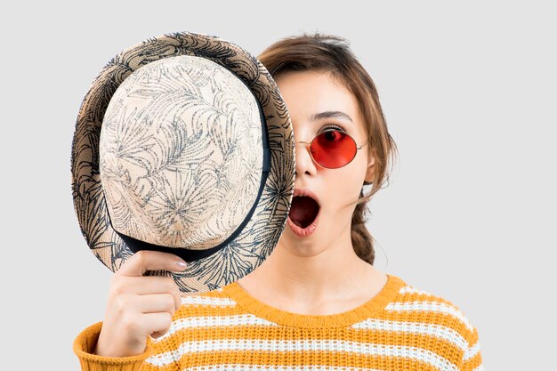 Gros plan photo de belle femme au chapeau et lunettes posant. photo de haute qualité