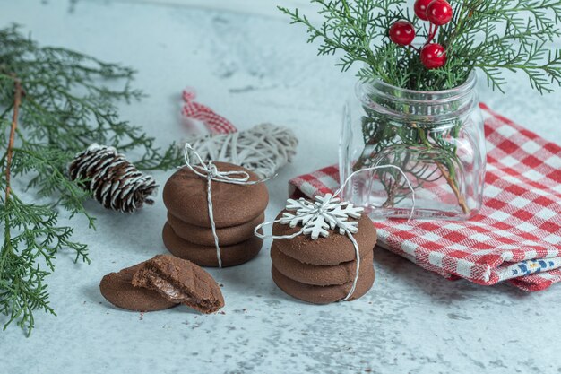 Gros plan photo de biscuits au chocolat frais faits maison avec des décorations de Noël.