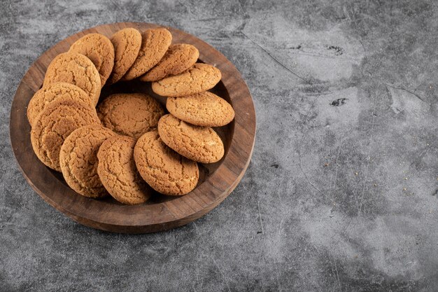 Gros plan photo de biscuits frais faits maison. Délicieux biscuits sur plateau en bois.