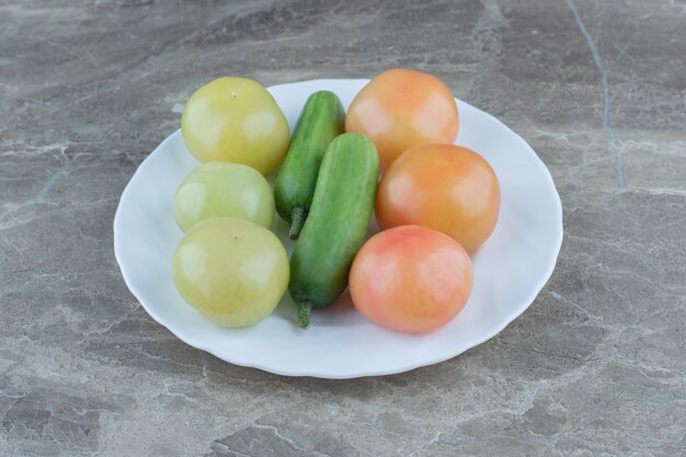 Gros plan photo concombre frais et tomates non mûres.
