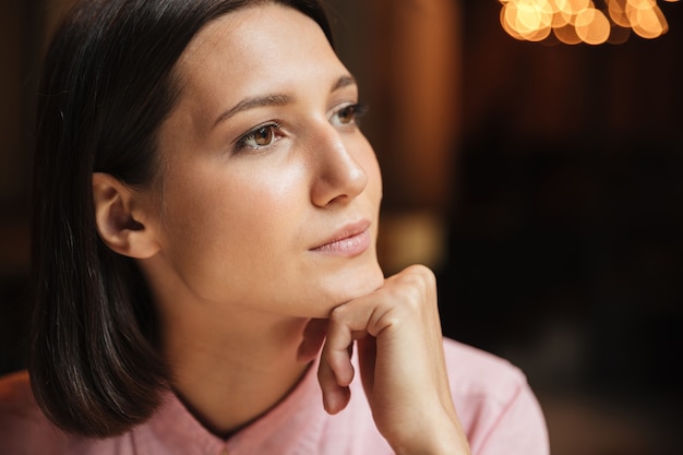 Gros plan photo de femme brune réfléchie