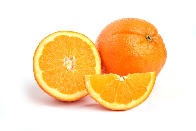 Gros plan photo d'orange juteuse fraîche isolée