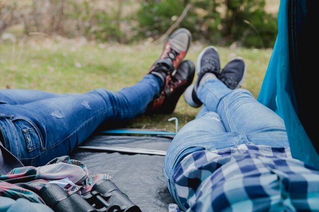 Gros plan des pieds dans la tente