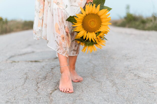 Gros plan, pieds nus, femme, terre