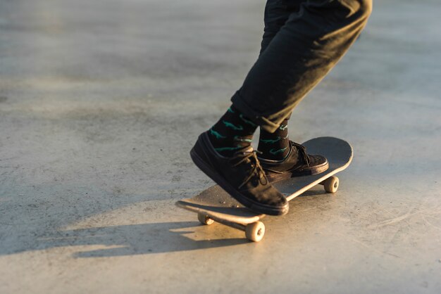 Gros plan, pieds, pratiquer, skateboard