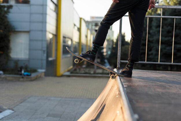 Gros plan, pieds, pratiquer, skateboard