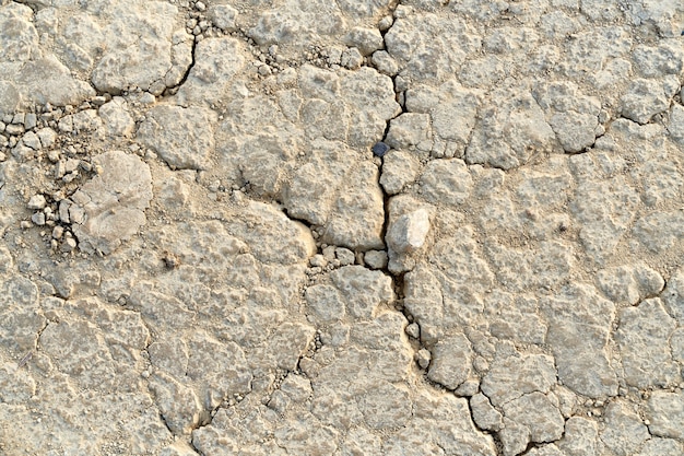 Gros plan de pierre beige fissure abstraite. Concept de texture avec crevasse dans la pierre.