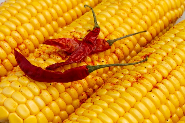 Photo gratuite gros plan, piment rouge, piments, à, maïs