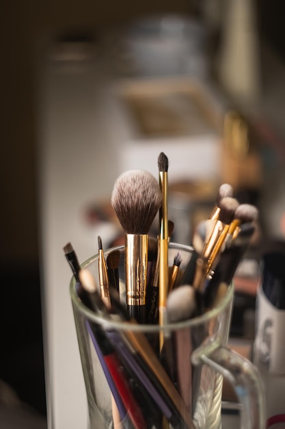 Gros plan de pinceaux et d'outils de maquillage professionnels