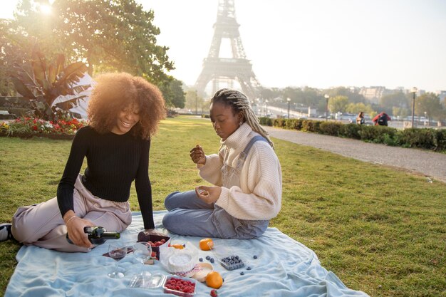 Gros plan sur un pique-nique près de la tour eiffel