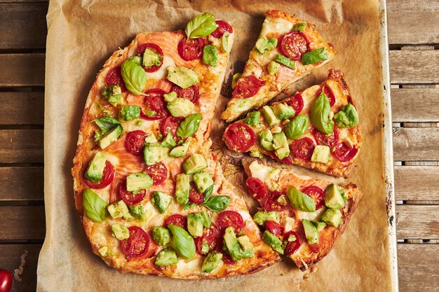 Gros plan d'une pizza aux légumes sur une table en bois