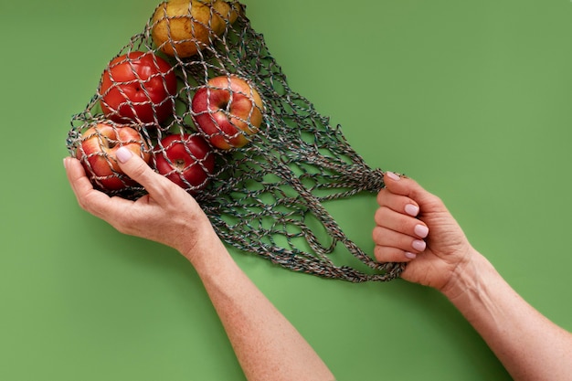 Photo gratuite gros plan sur place avec des pommes dans un sac