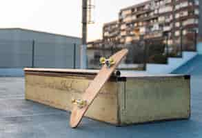 Photo gratuite gros plan de la planche à roulettes sur la patinoire