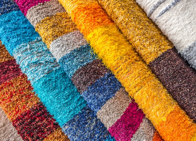 Gros plan de plusieurs morceaux de vêtements multicolores les uns à côté des autres