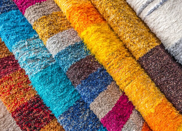 Gros plan de plusieurs morceaux de vêtements multicolores les uns à côté des autres