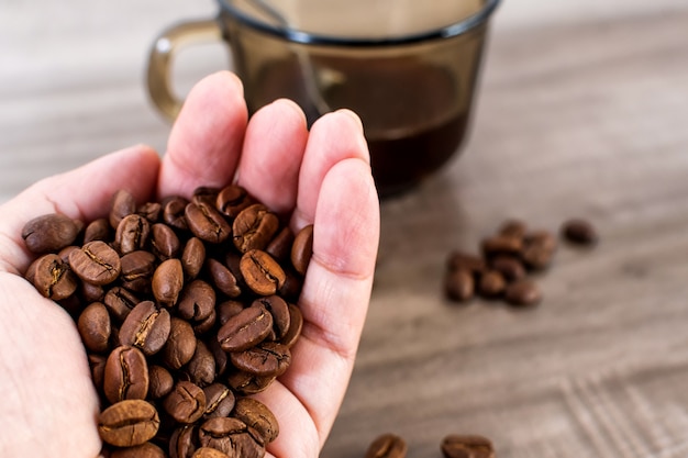 Gros plan d'une poignée de grains de café