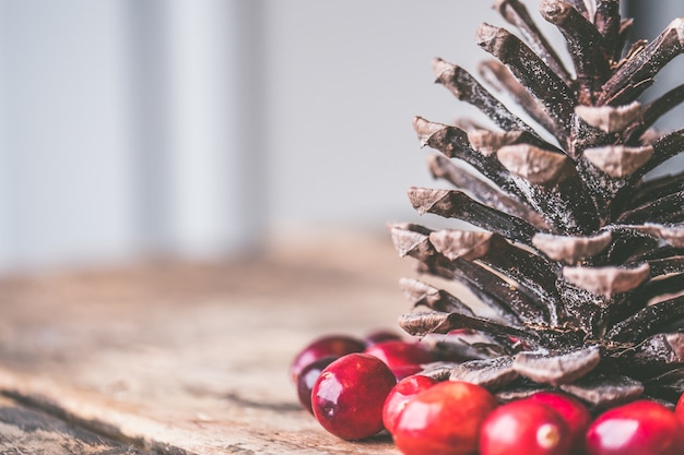 Gros plan de pommes de pin décoratives pour la période de Noël