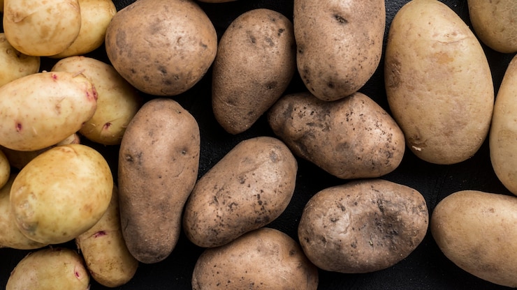 Photo gratuit gros plan, pommes terre, renversé, table