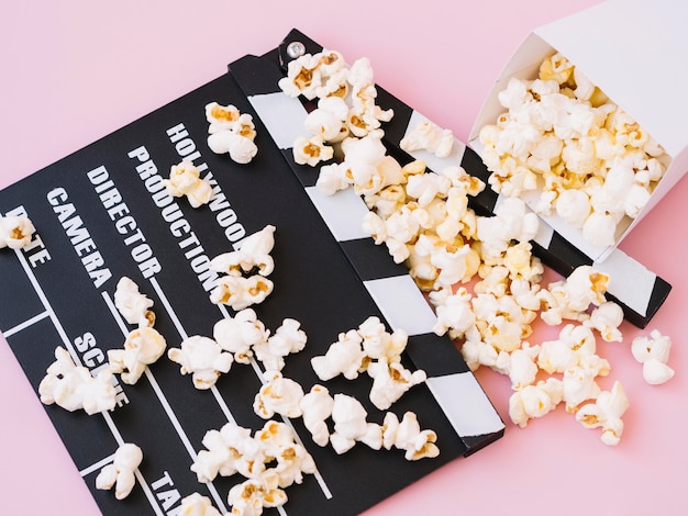 Photo gratuite gros plan de pop-corn salé sur le dessus de clap