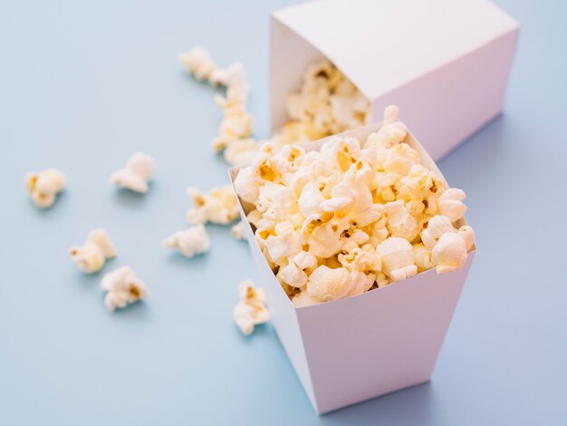 Gros plan de pop-corn salé prêt à être servi