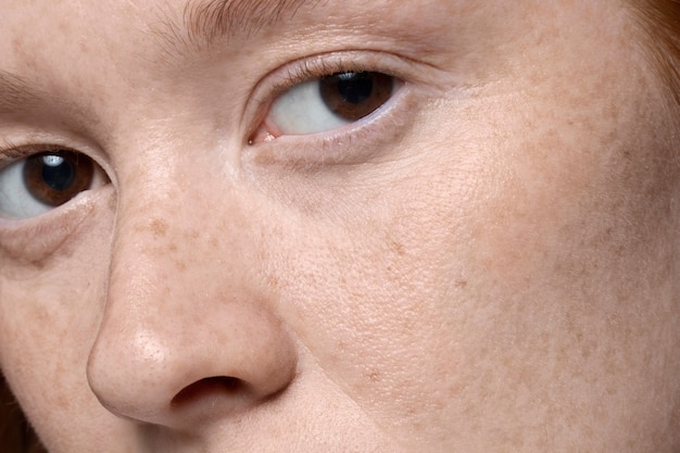 Gros plan sur les pores du visage de la femme