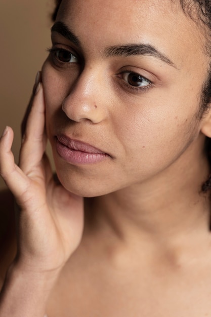 Gros plan sur les pores de la peau pendant la routine de soins du visage