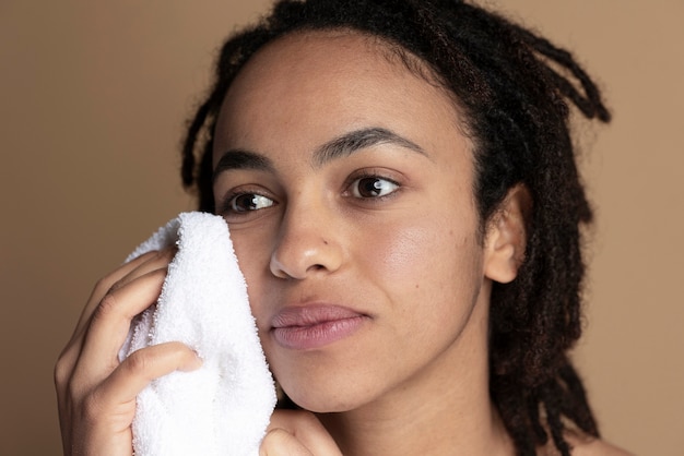 Photo gratuite gros plan sur les pores de la peau pendant la routine de soins du visage