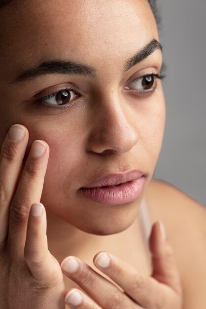 Gros plan sur les pores de la peau pendant la routine de soins du visage