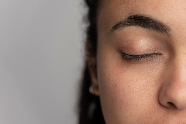 Gros plan sur les pores de la peau pendant la routine de soins du visage