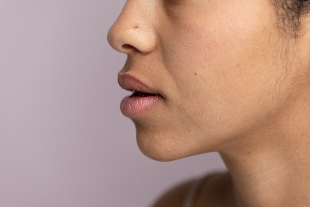 Gros plan sur les pores de la peau pendant la routine de soins du visage