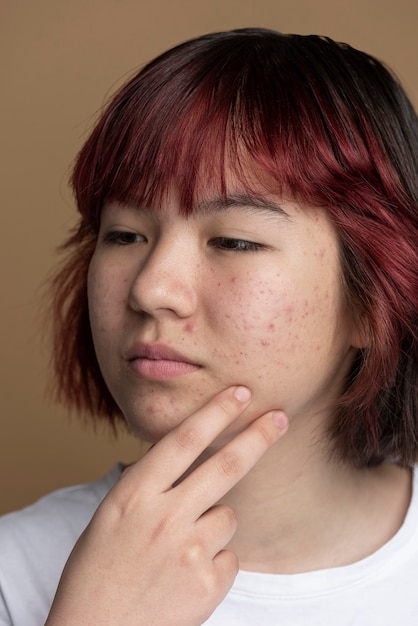 Gros plan sur les pores de la peau pendant la routine de soins du visage