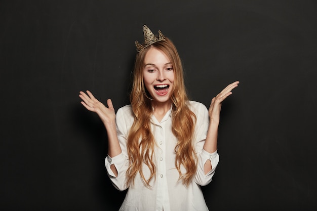 Gros plan le portrait d'une adorable fille avec une couronne d'or