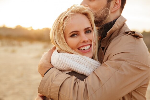 Gros plan le portrait d'un beau couple amoureux