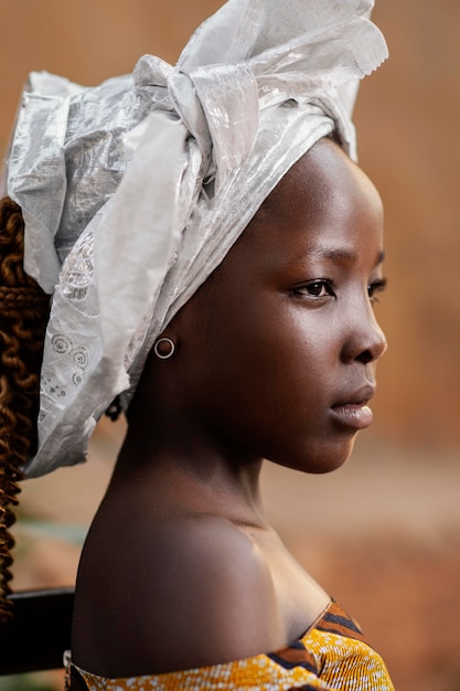 Gros plan portrait de belle fille africaine