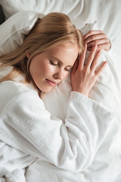 Gros plan le portrait d'une belle jeune femme en peignoir