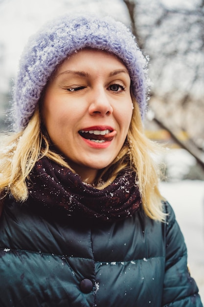 Gros plan portrait féminin émotionnel à l'extérieur