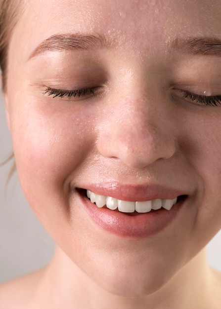 Gros plan sur le portrait d'une femme à la peau hydratée