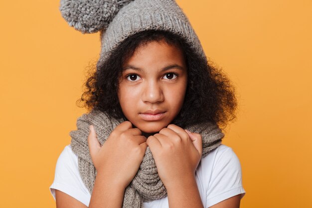 Gros plan le portrait d'une fille afro-américaine congelée