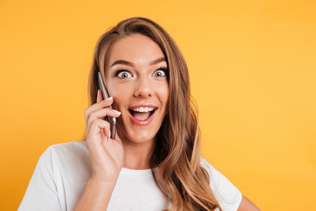 Gros plan le portrait d'une fille heureuse excitée