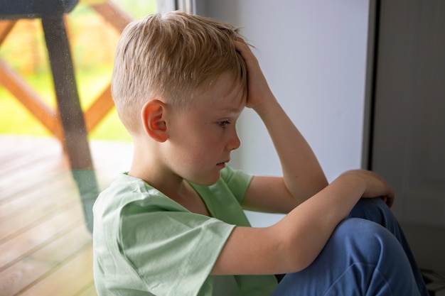 Photo gratuite gros plan sur le portrait d'un garçon triste