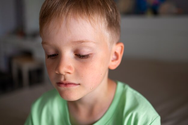 Photo gratuite gros plan sur le portrait d'un garçon triste