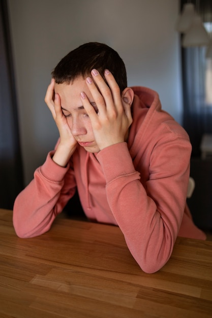 Photo gratuite gros plan sur le portrait d'un garçon triste