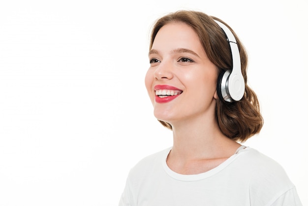 Gros plan le portrait d'une jeune fille souriante