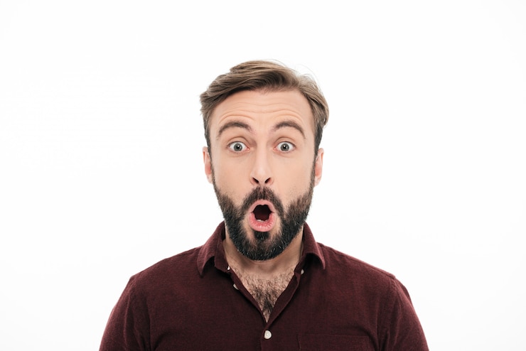 Photo gratuit gros plan le portrait d'un jeune homme barbu surpris