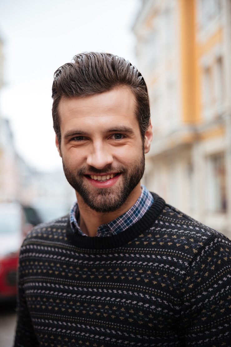 Photo gratuit gros plan le portrait d'un jeune homme souriant