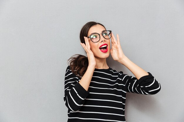 Gros plan le portrait d'une jolie femme à lunettes